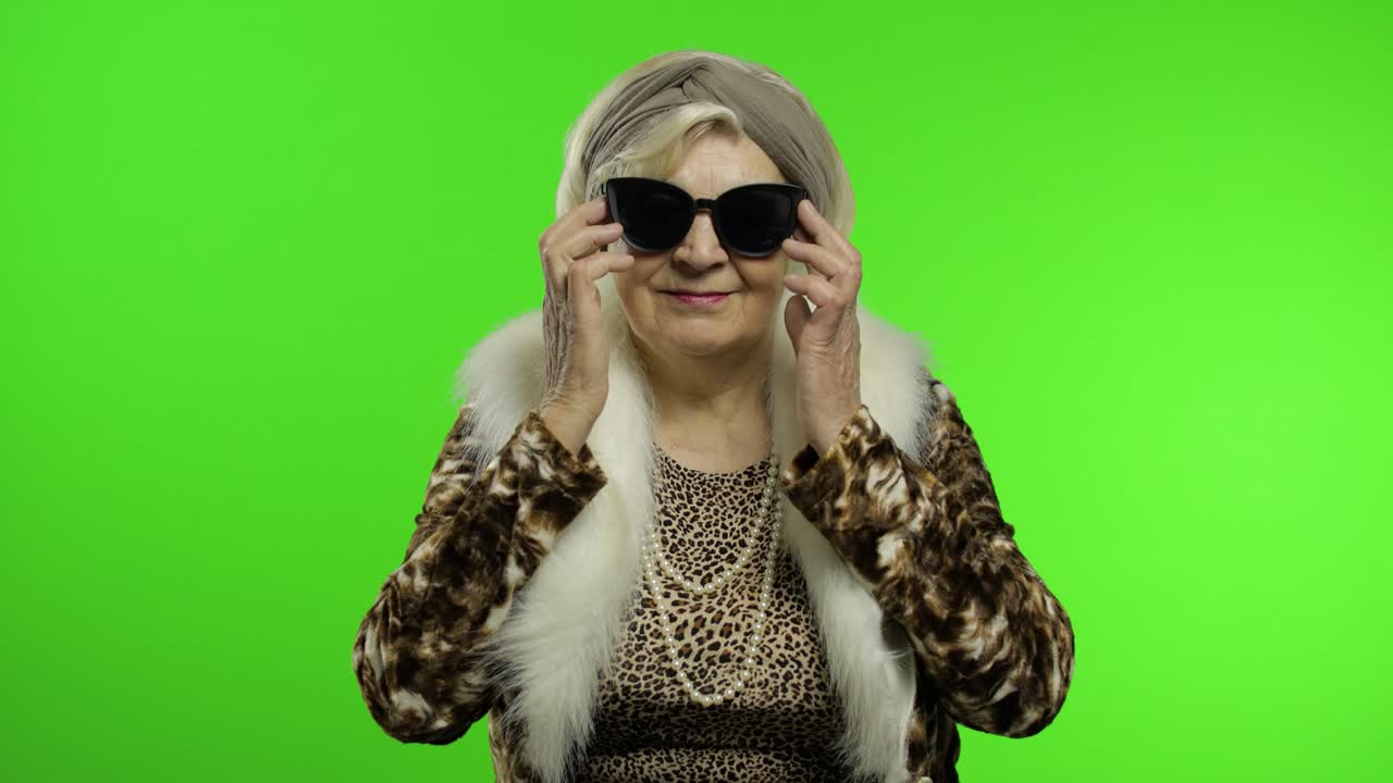 anciana elegante abuela de moda. mujer caucásica posando. llave de croma