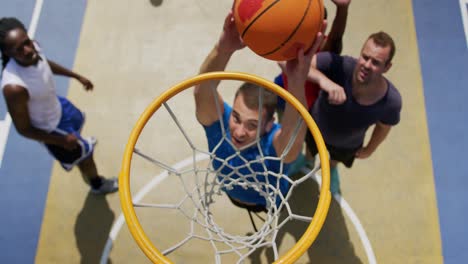 Jugadores-De-Baloncesto-Jugando-Baloncesto-4k