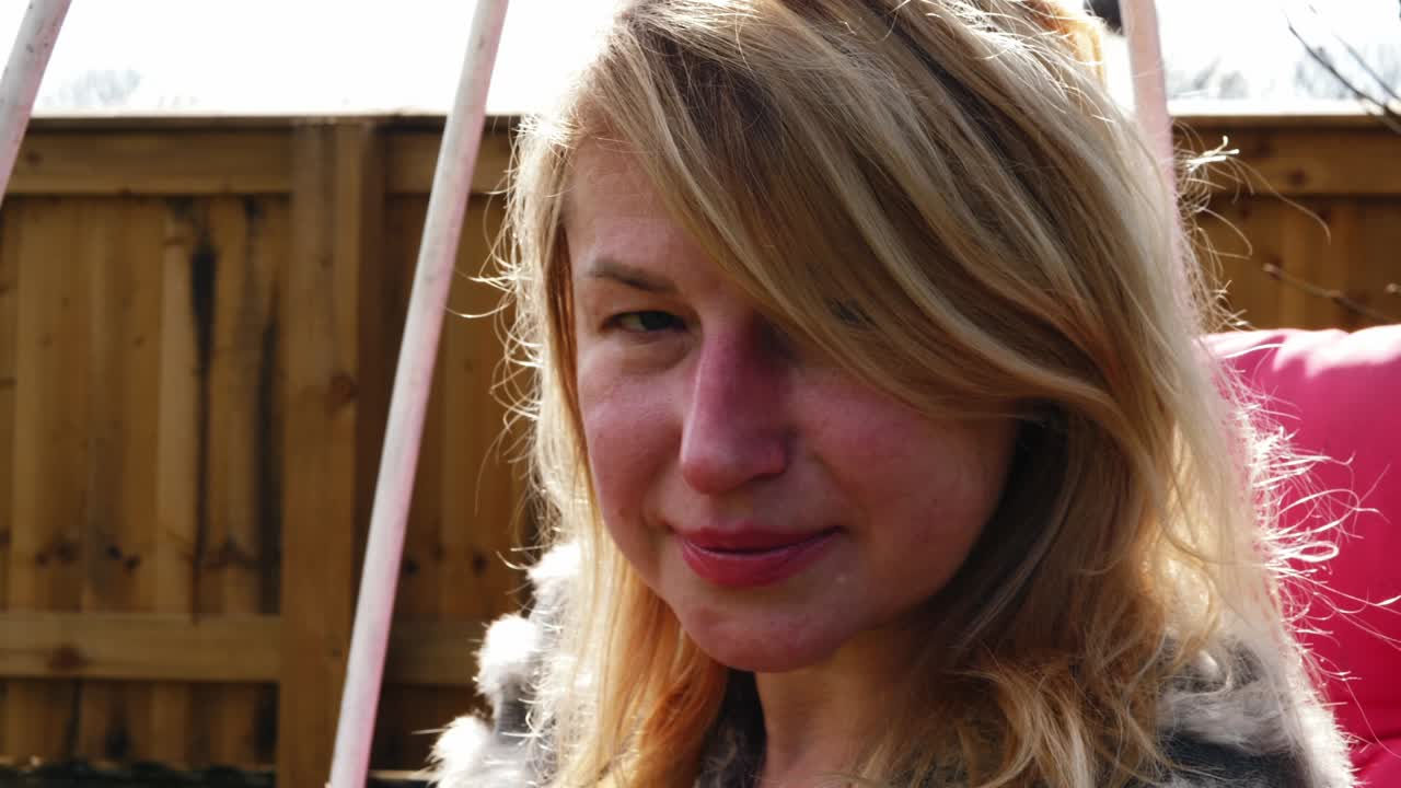 매력적인 여성이 카메라에 미소 짓고 초상화  ⁇   ⁇  느린 동작