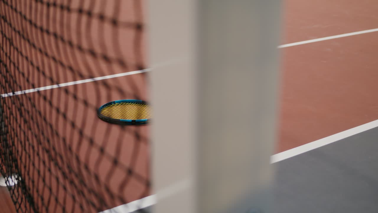 Tennisbane med racketer og baller