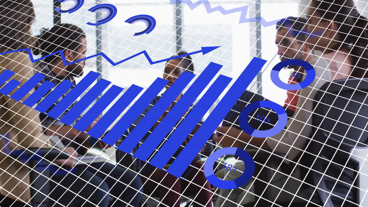 animación del procesamiento de datos estadísticos en un grupo de empresarios que discuten juntos en la oficina