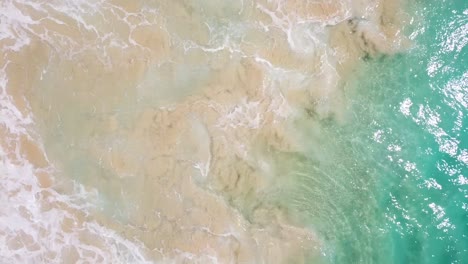 Hawaii-Luftdrohnenansicht,-Vorbeiflug-Von-Wellen,-Die-Am-Strand-Krachen