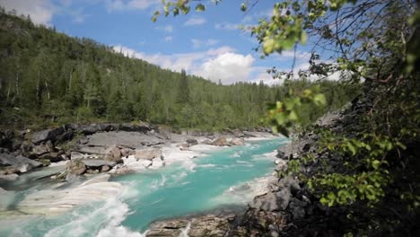 revelación de agua turquesa, marmorslottet, helgeland, norte de noruega