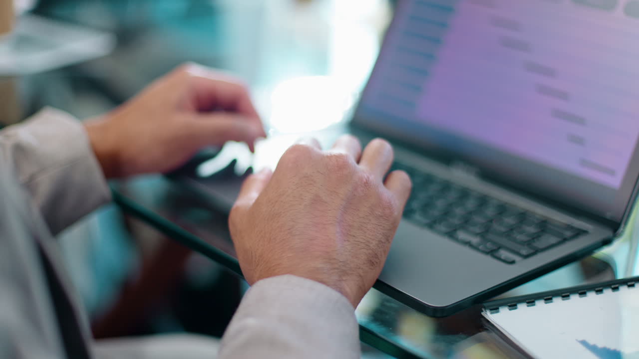 manos de primer plano escribiendo, computadora portátil