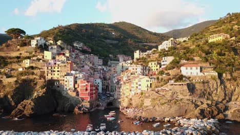 Erstaunliche-Drohnenansicht-Der-Farbenfrohen-Stadt-Riomaggiore-In-Italien