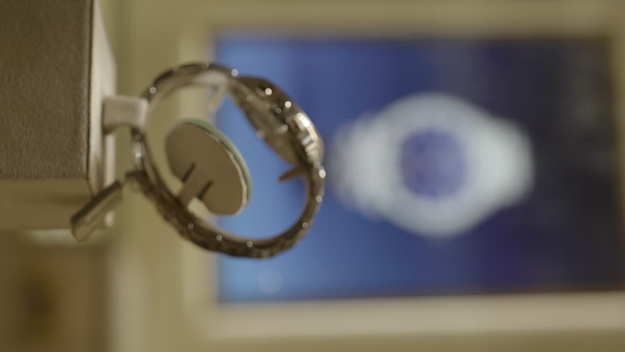 вертикальный снимок - вид сбоку на элитные часы на выставочном стенде в магазине