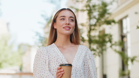 Mujer-Joven-Caucásica-Feliz-Y-Sonriente-Disfrutando-De-Una-Bebida-Caliente-De-Café-Por-La-Mañana,-Relajándose,-Tomando-Un-Descanso