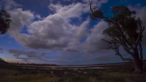 el lapso de tiempo de la vía láctea sobre un lago salado en el interior de australia