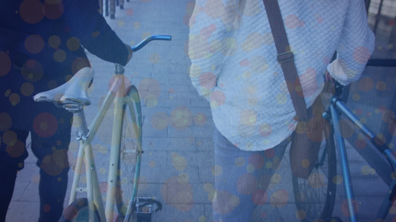 자전거 를 타고  ⁇ 고 있는 두 인종 사업가 들 위 에 움직이는 모양 들 의 애니메이션