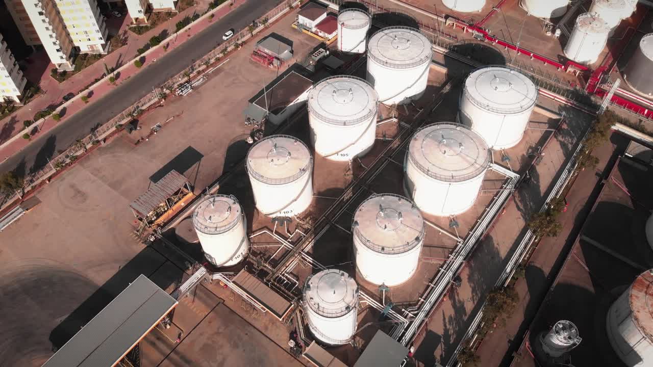 거대한 화학 연료 및 석유 정제 공장, 산업 단지의 큰 하 가스 저장 크 및 저수지, 액화 석유 가스 크, 생산 개념