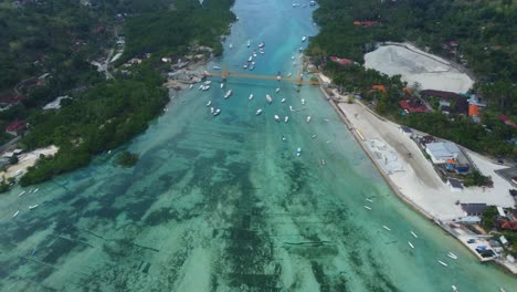 4K-Drohnenaufnahmen-Aus-Der-Luft:-Motorroller-überqueren-Die-Ikonische-Und-Malerische-Gelbe-Brücke,-Die-Die-Inseln-Nusa-Lembongan-Und-Nusa-Ceningan-Auf-Bali-Verbindet