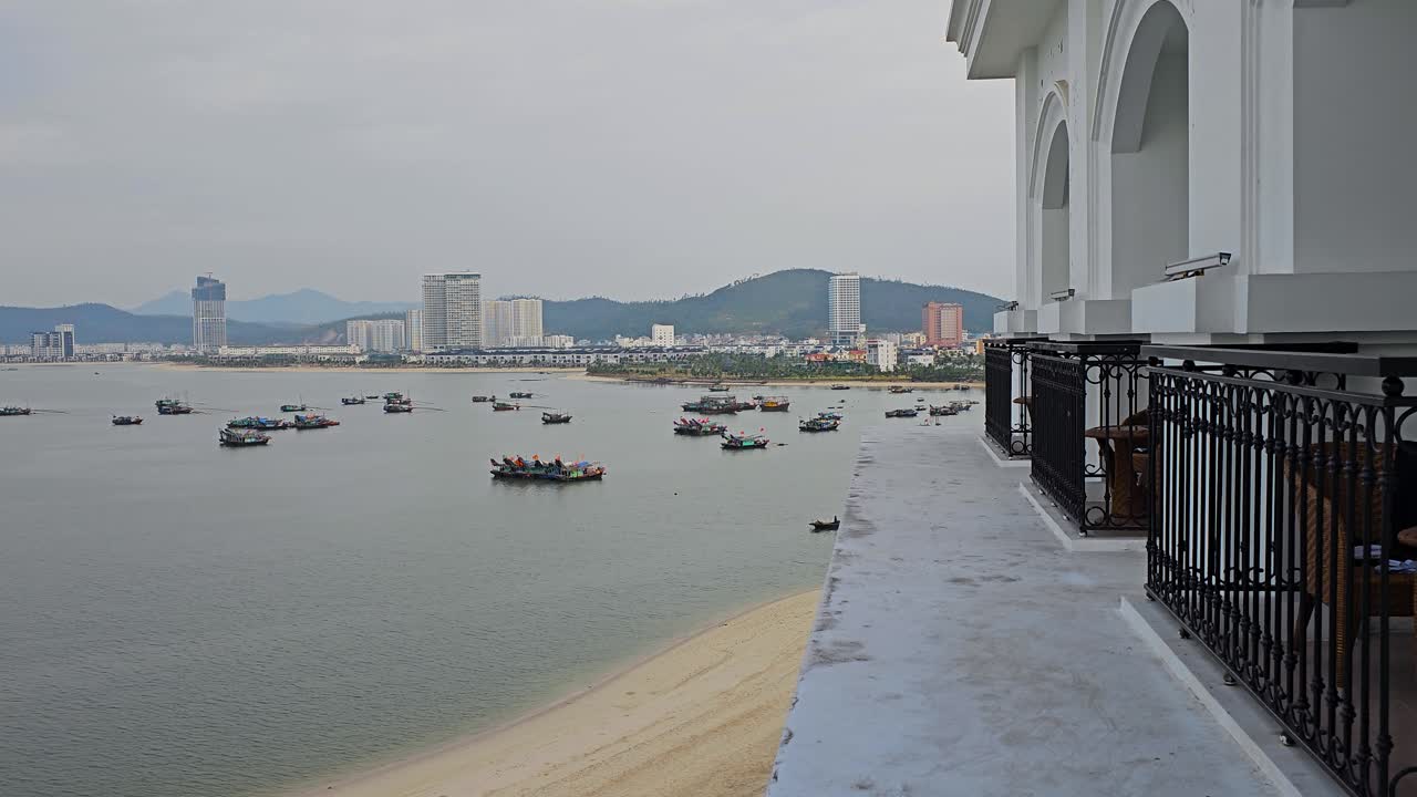 la playa y el puerto de la ciudad de halong vistos desde una habitación de hotel en la bahía de halong en vietnam.