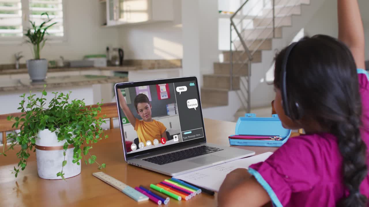 estudiante que usa una computadora portátil para la lección en línea en casa, con su amiga de la escuela y el chat web en la pantalla