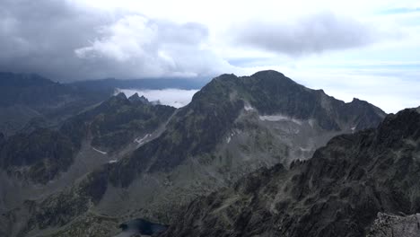 nubes de tormenta ominosas oscuras sobre picos hermosos y dentados de la montaña tatra