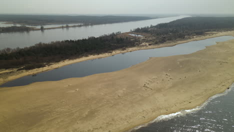 Vista-Aérea-Del-Lago-Mikoszewskie-Y-Los-Bancos-De-Arena-Del-Río-Vistula-En-La-Reserva-Natural-Mewia-Lacha,-Polonia,-Vuelo-Hacia-Adelante