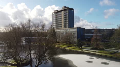 Pilkingtons-Glashauptquartier-Blaues-Hochhaus-Business-Office-Park-Ruhige-Schneebedeckte-Grundstück-Luftaufnahme