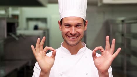 chef feliz haciendo una señal a la cámara.