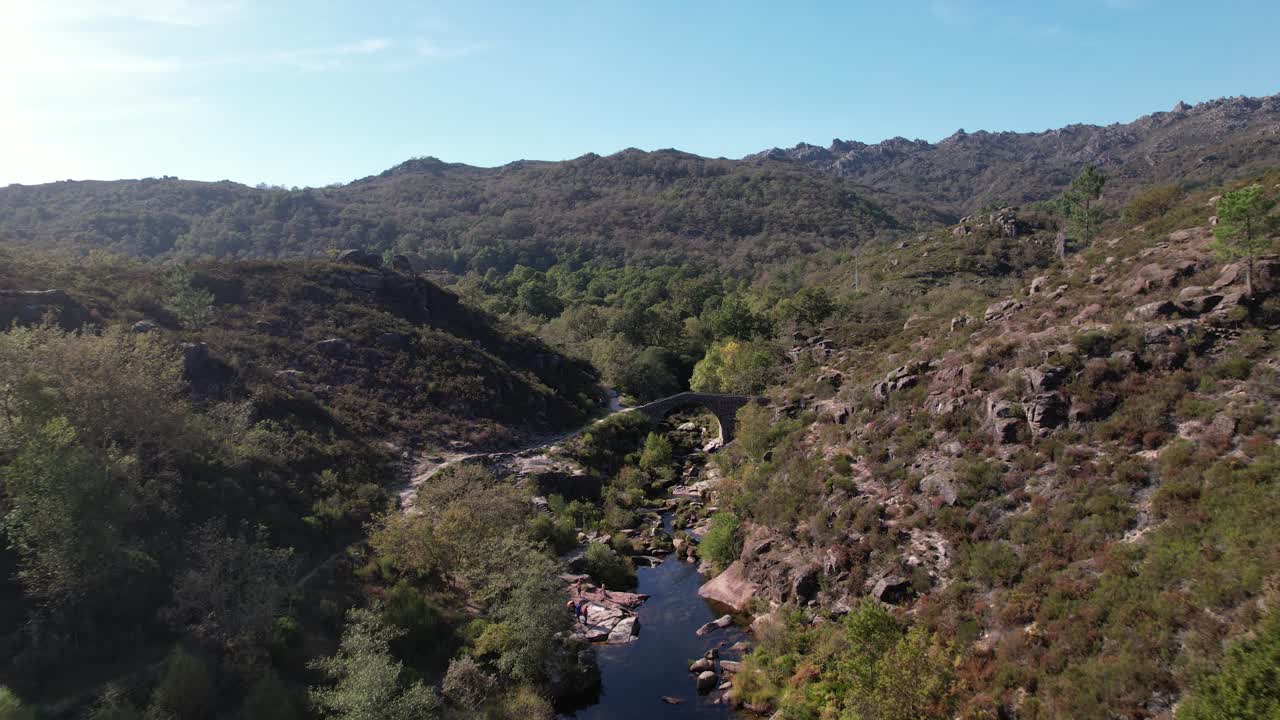 volando sobre el antiguo puente de piedra sobre el hermoso río