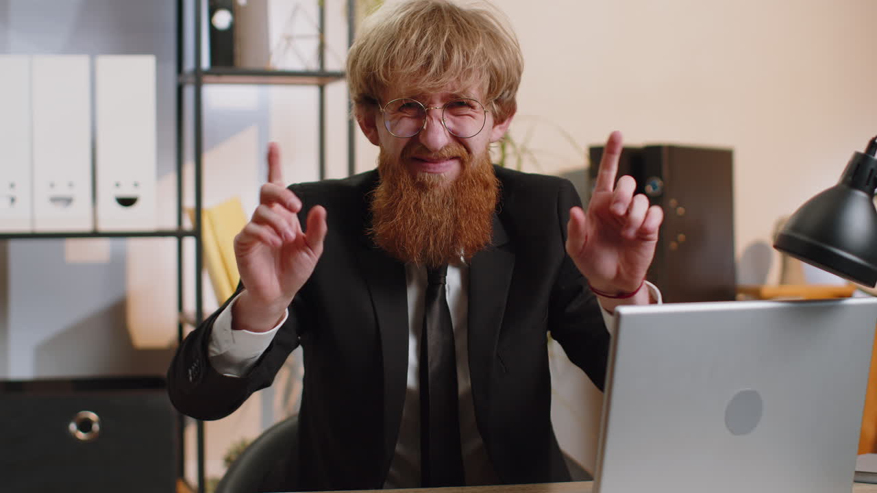 hombre de negocios trabajando en una computadora portátil que muestra gesto de parada, peligro, rechazo, advertencia, crisis, prohibición