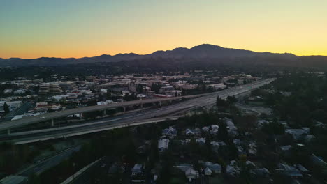 Komplexe-Kreuzung-In-Einem-Vorort-Von-Los-Angeles-Mit-Sonnenaufgangshimmel-Im-Hintergrund