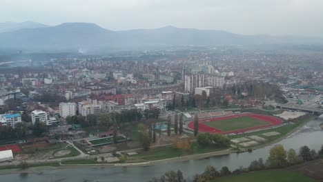 Edificios-Y-Campo-Atlético-En-Un-Vasto-Paisaje-En-Kraljevo,-Serbia-En-Un-Día-De-Niebla