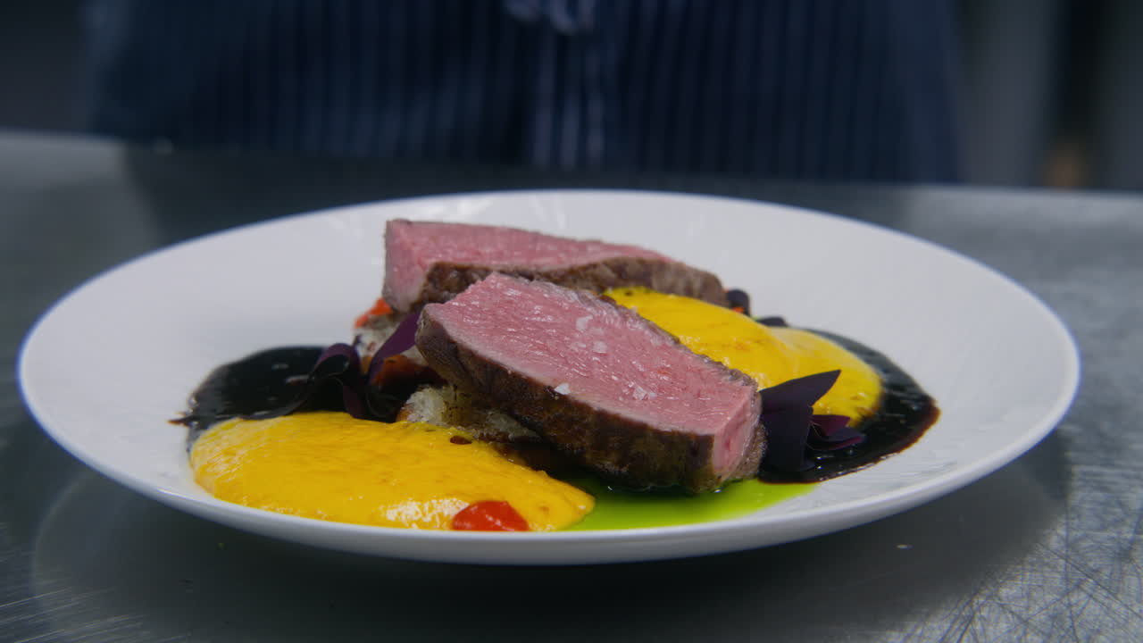 fotografía de cerca de la presentación de un delicioso plato de carne