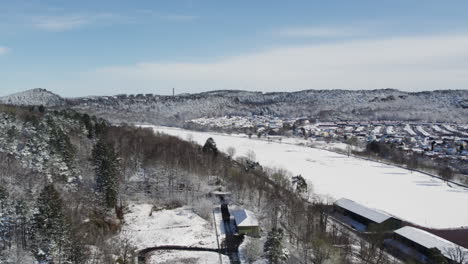 Parque-Kviberg-Con-Campos-De-Fútbol-Cubiertos-De-Nieve,-Gotemburgo,-Suecia,-Aéreo