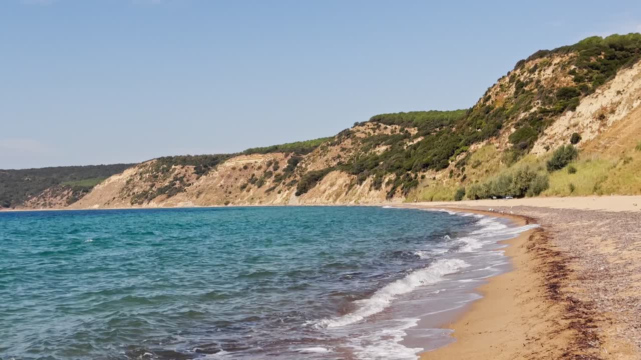 Onde marine e oceaniche cinematografiche scivolano sulla sabbia