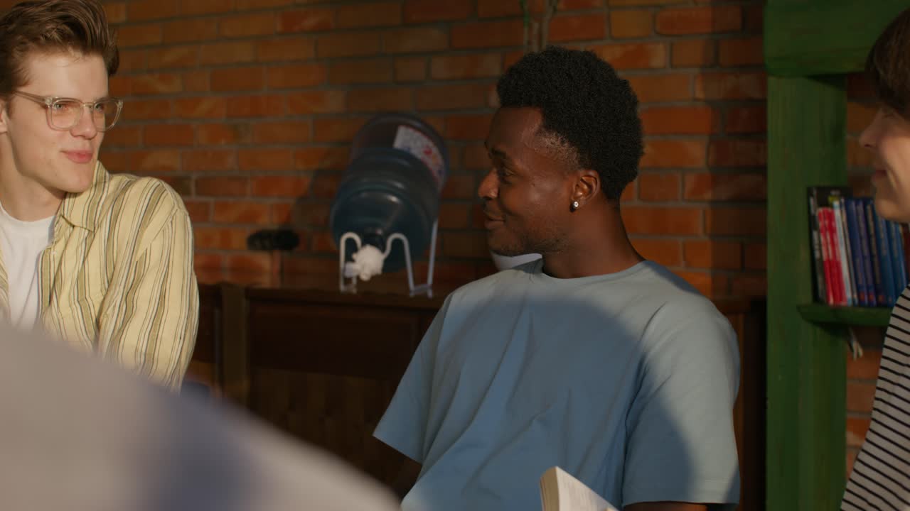 Amigos Conversando em uma Biblioteca