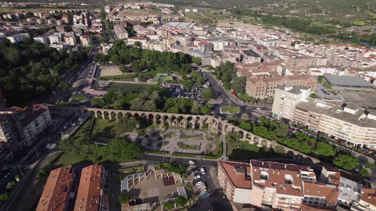 acueducto de plasencia, famoso monumento romano y casco antiguo, órbita aérea verano