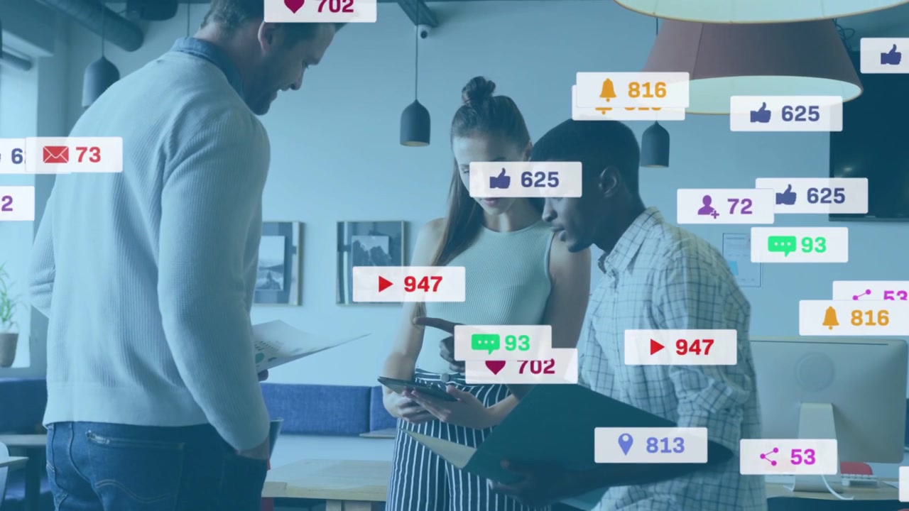 Kvinne viser målinger på telefonen til markedsføringsteamet, med ikoner som flyter, stiger, pulserer og forsvinner.