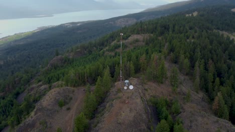 transmisor de una torre de comunicaciones de radio en una montaña remota