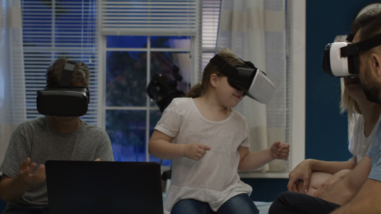 familia disfrutando de la experiencia de vr en el hogar