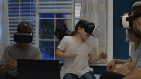 familia disfrutando de la experiencia de vr en el hogar