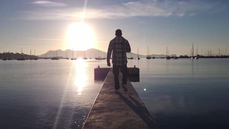 Muelle-Del-Puerto-De-Pollensa-Hombre-Caminando