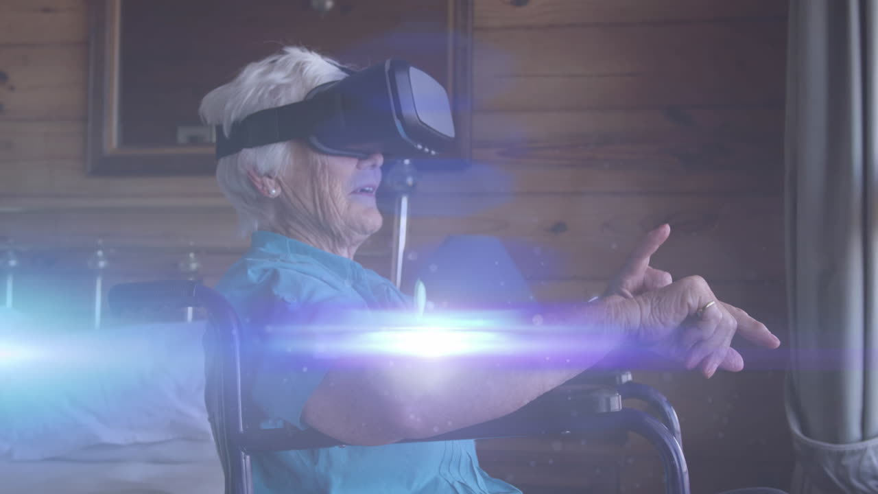 animación de la luz moviéndose sobre una mujer caucásica mayor sonriente en silla de ruedas usando auriculares vr