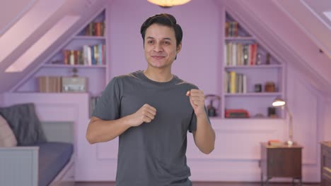 hombre indio feliz grooving en casa en la música
