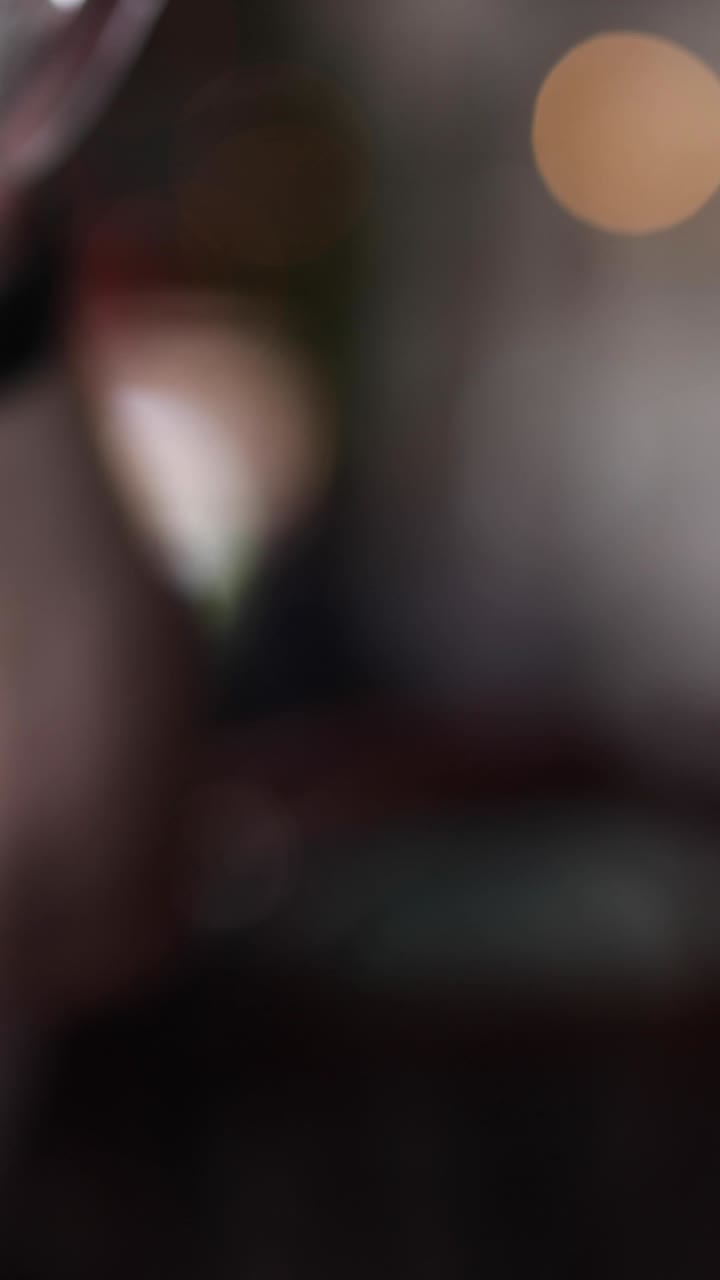 persona levantando e inclinando un vaso de vino