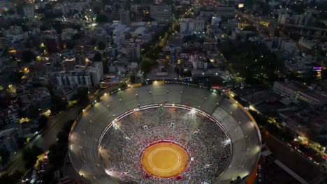 Gente-En-El-Estadio-De-La-Corrida-De-Toros,tiro-Con-Drones,-Por-La-Noche,-Ciudad-De-México