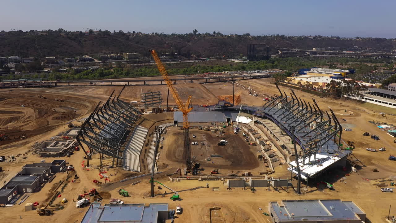 construccion de arena comercial en san diego. dron ascender