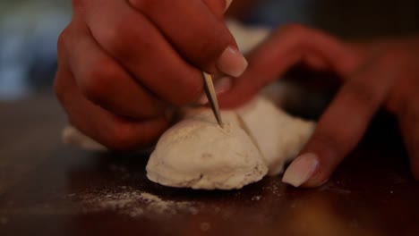 la creación de una muñeca vudú; ritual vudú