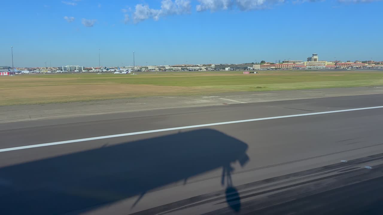 Pemandangan dari jendela kokpit sisi kiri bayangan hidung pesawat jet yang mendarat di landasan pacu Bandara Madrid pada hari yang cerah di pagi hari.