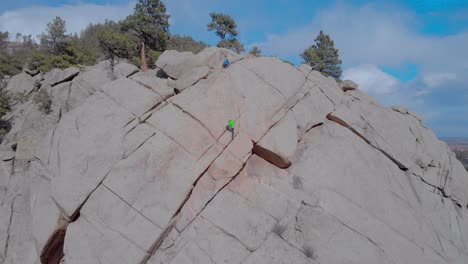 escaladores en la ladera de una colina en boulder colorado