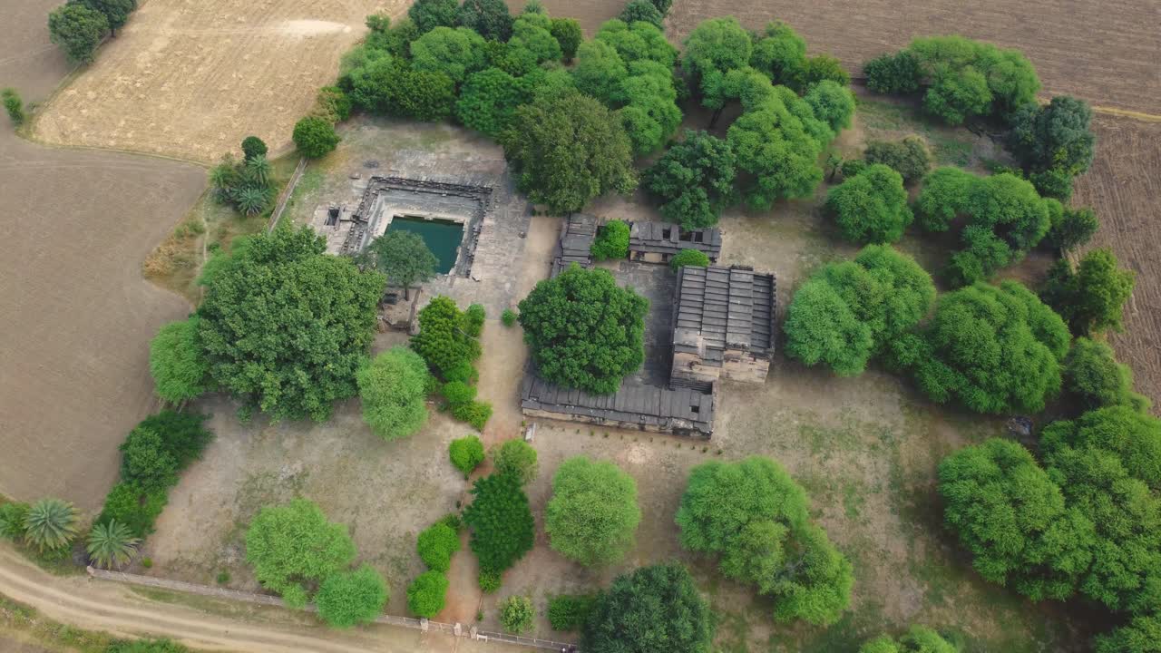 tomada aérea de drones de antiguos templos hindúes de shiv y el monasterio de rannod en shivpuri de madhya pradesh, india
