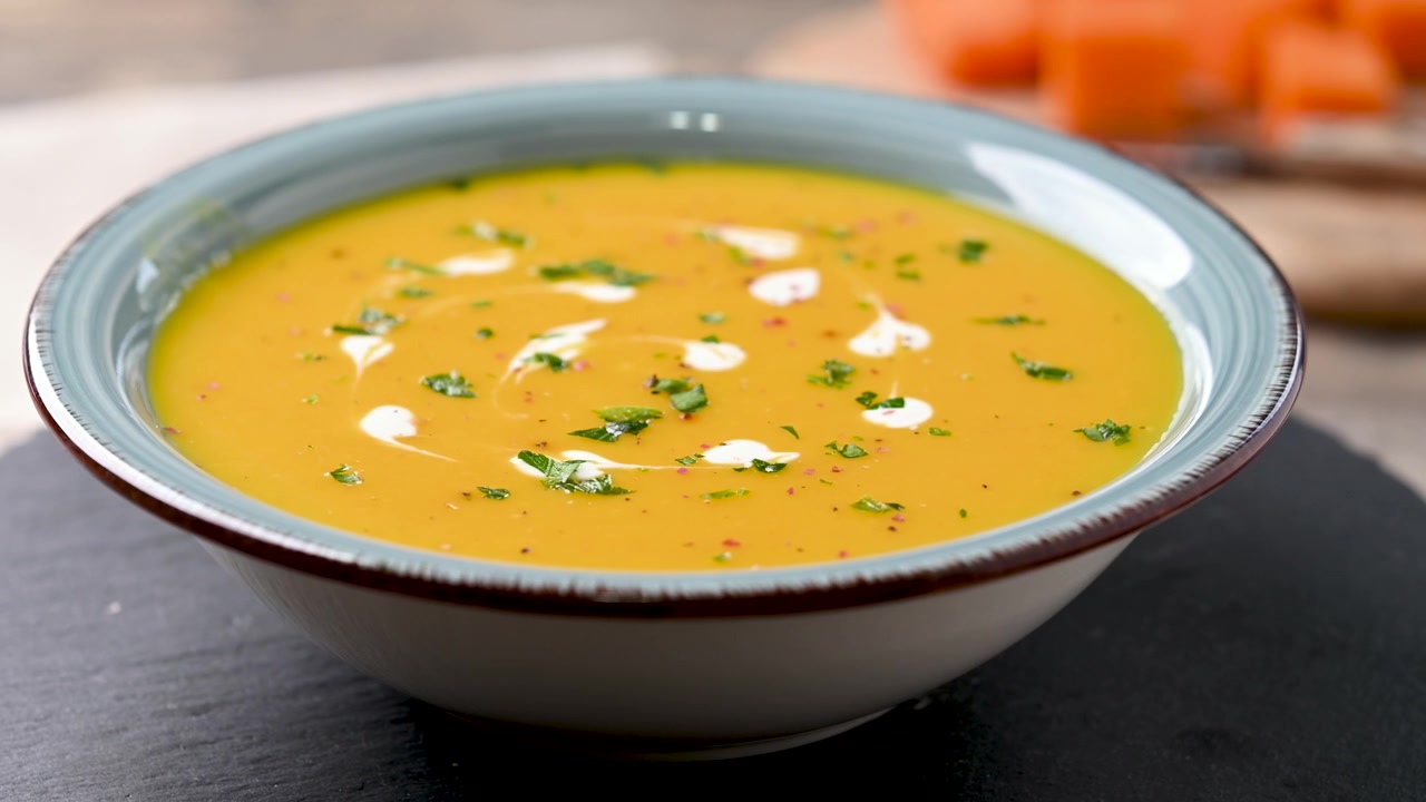 Cremet græskarsuppe roterende