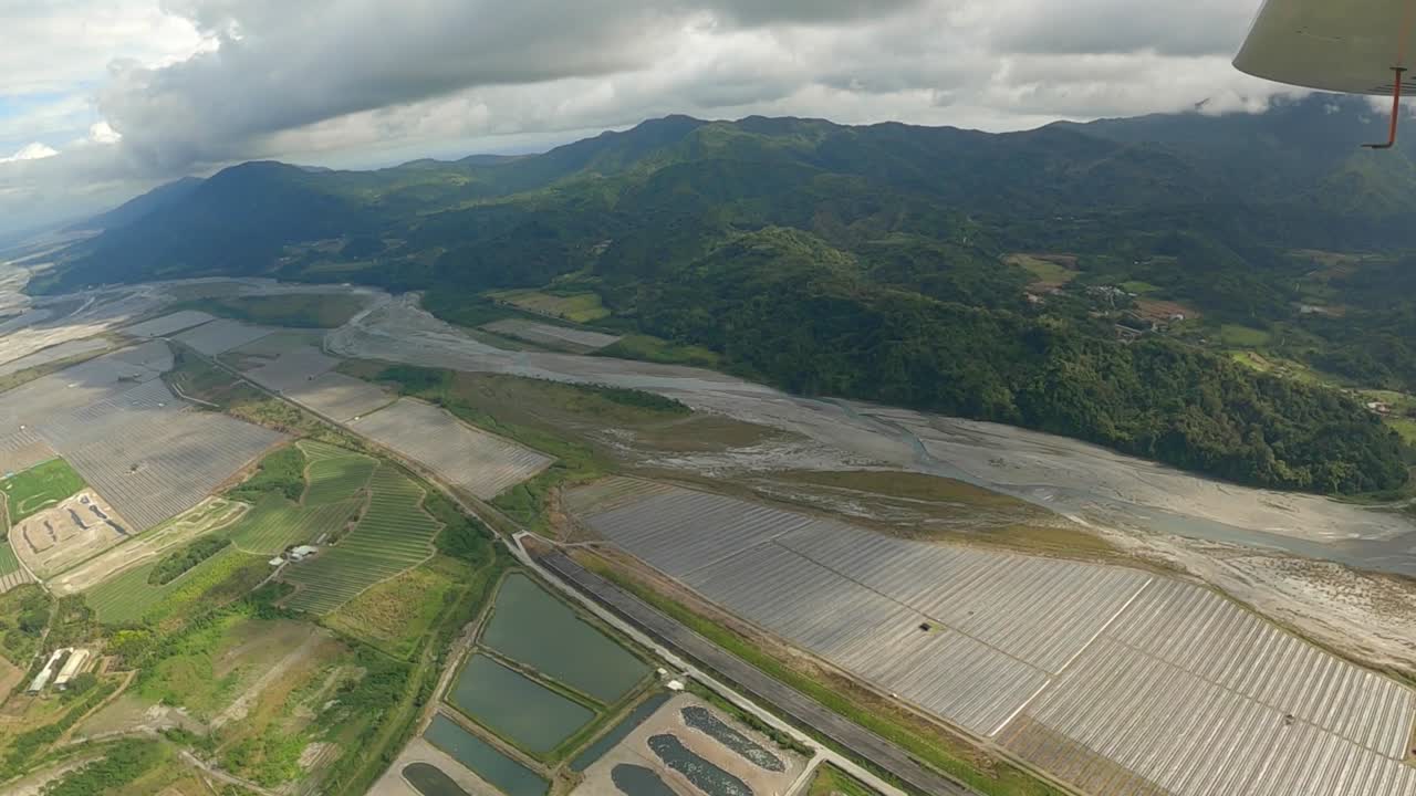 산 옆 계곡의 농지 상공 비행