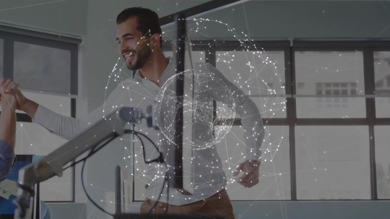 Profesionales de negocios chocando las cinco en una oficina moderna con superposición de red digital.