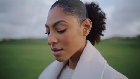 Primer-Plano-Modelo-Afroamericano-Confiado.-Hermosa-Mujer-De-Cabello-Negro-Posando