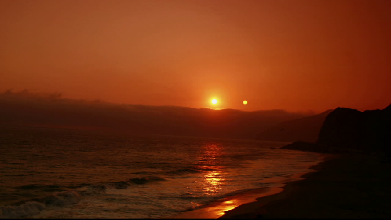 el océano refleja la luz del sol durante la hora dorada en este hermoso lapso de tiempo