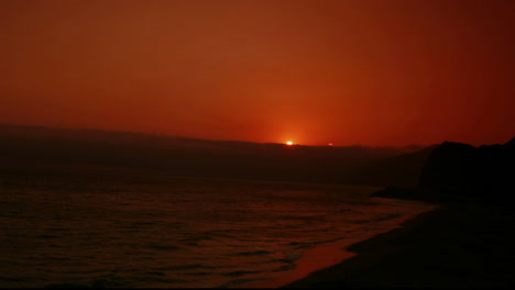 El-Océano-Refleja-La-Luz-Del-Sol-Durante-La-Hora-Dorada-En-Esta-Hermosa-Toma-De-Lapso-De-Tiempo